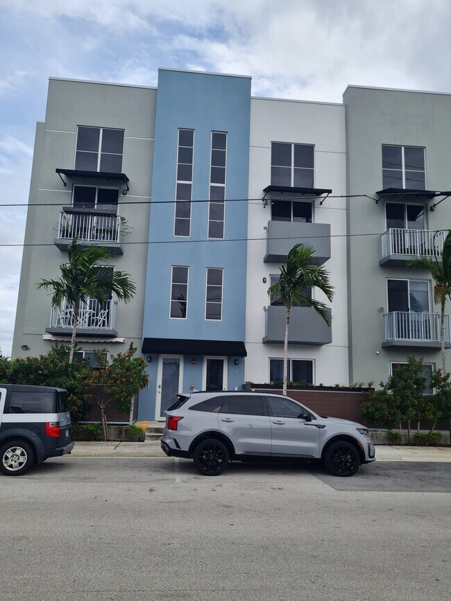 Building Photo - 410 NE 36th St