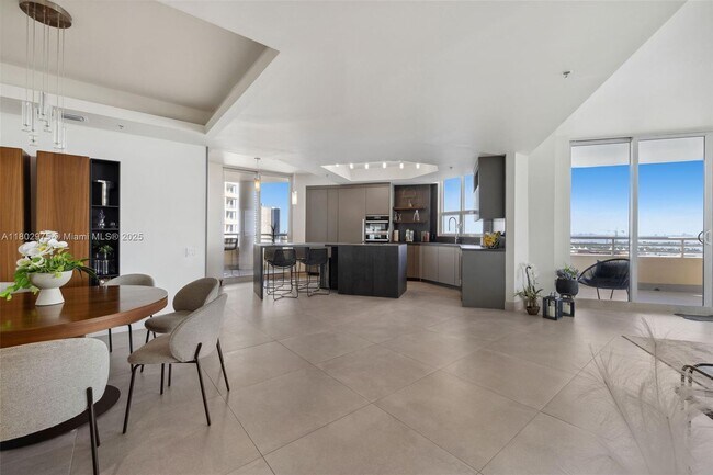 Building Photo - 808 Brickell Key Dr