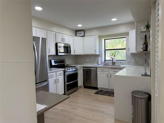 Building Photo - 491 Racquet Club Rd