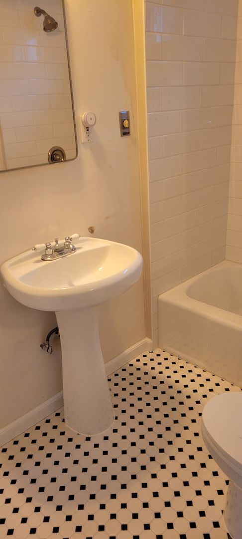 Building Photo - $1500 Cute 1 bedroom 1 bath unit above garage on quiet street