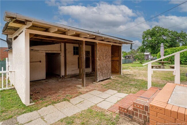 Building Photo - 2701 Daly Ave