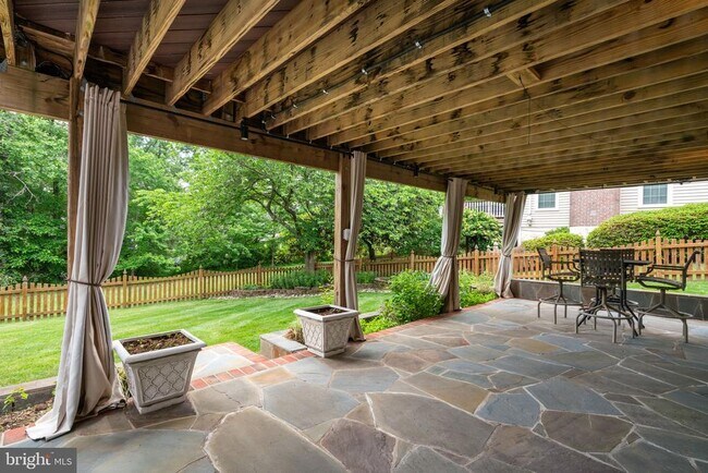 Building Photo - 8527 Silverview Dr