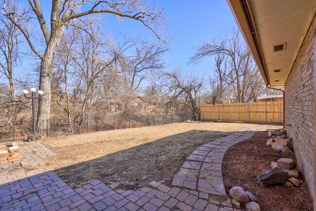 Building Photo - 4 bed 3 bath home!