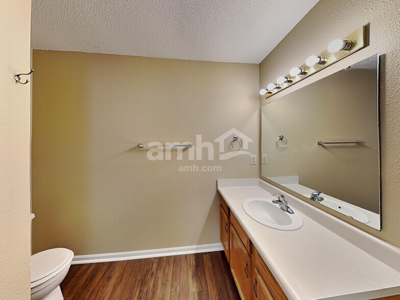 Building Photo - 743 Millbrook Dr