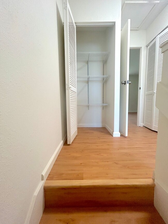 Building Photo - Completely Renovated Split-Level Nob Hill ...