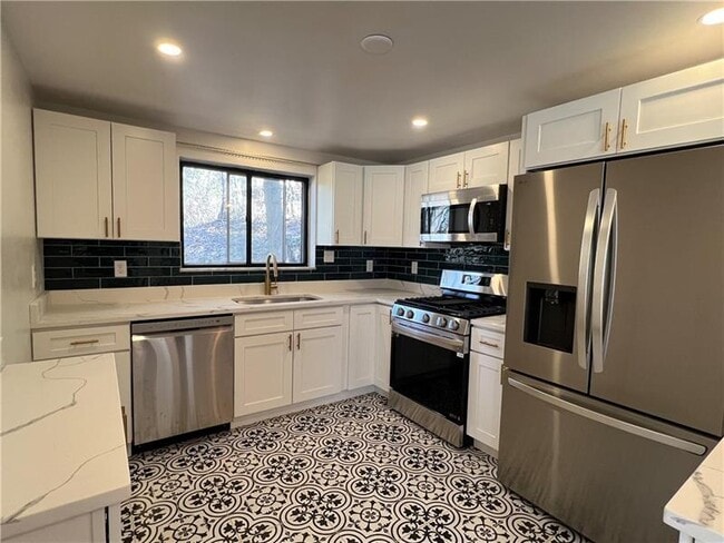 Building Photo - 658 Fort Couch Rd