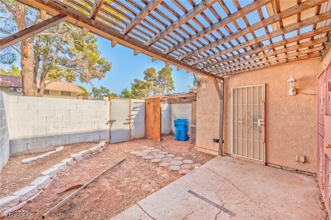 Building Photo - 2408 Paradise Village Way