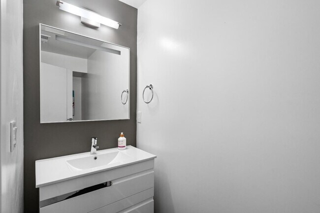Building Photo - 1002 Crestview Dr