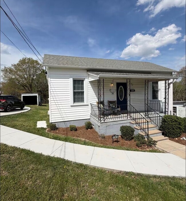 Building Photo - Furnished 2 bed 1 Bath Home