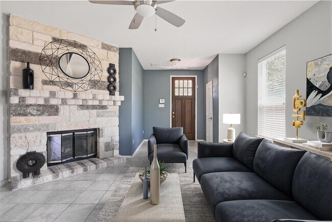 Building Photo - 144 Holstein St