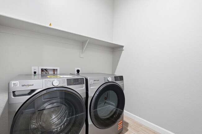 Building Photo - 5028 E Shady Glen Ave