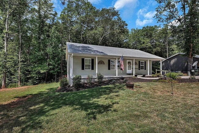 Building Photo - Charming 3-Bedroom Haven with 2 Full Baths...