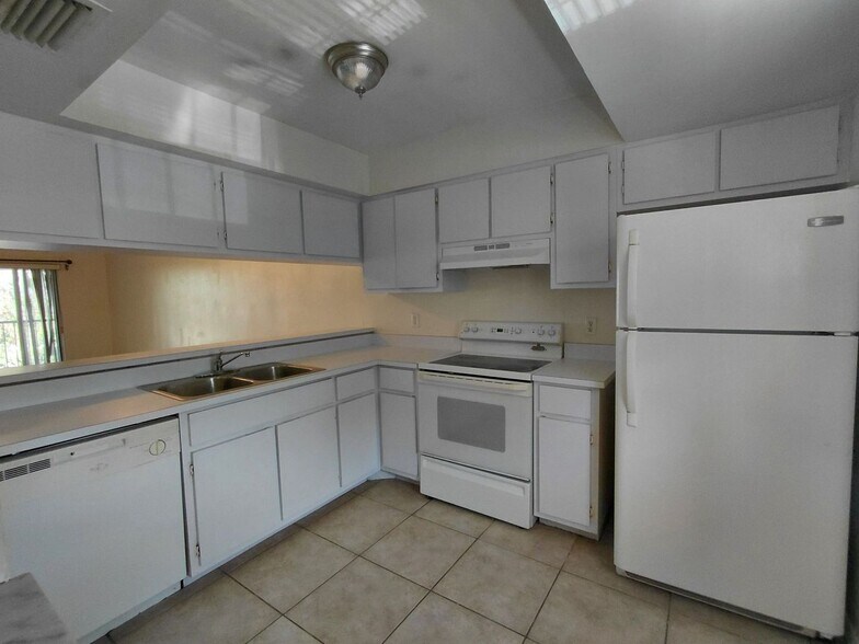 Building Photo - 4920 Chiquita Blvd S