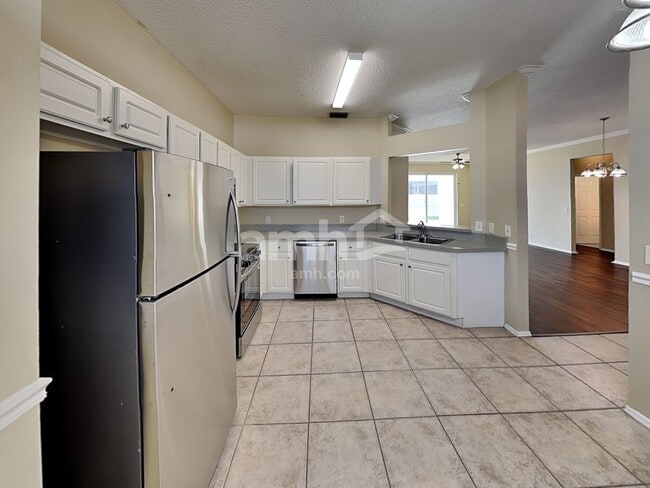 Building Photo - 823 Springwood Cir