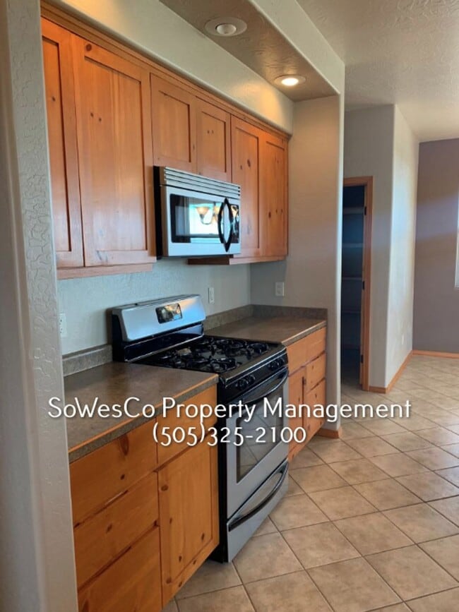 Building Photo - Large Southwest Custom Home!