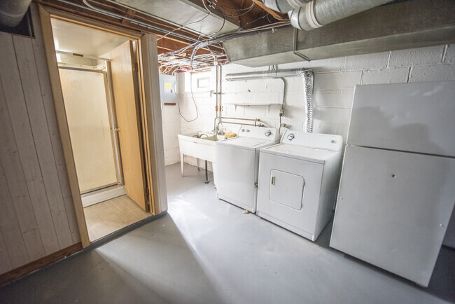 Building Photo - 5976 Hodgman Dr