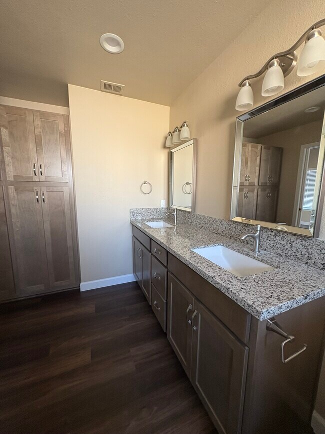 Building Photo - 5095 W Kadota Ave