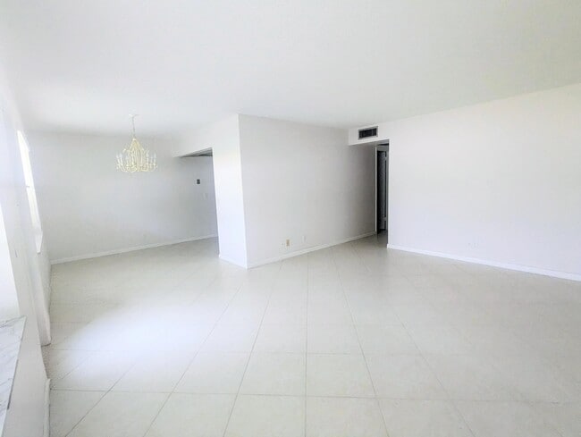 Building Photo - 222 Somerset L