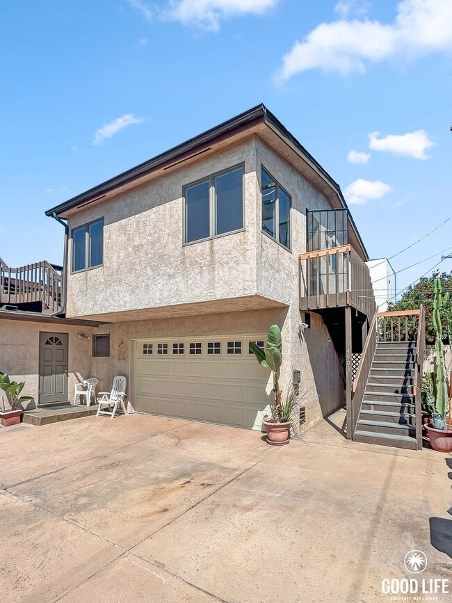 Building Photo - Beautiful 1B 1BA w/ Large Patio & Ocean Vi...