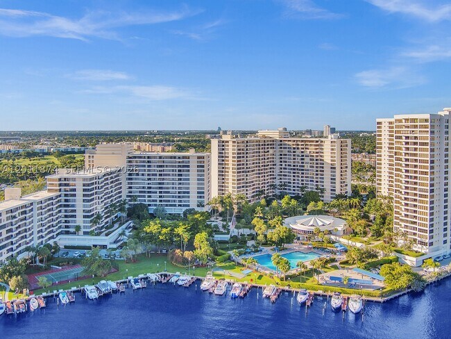 Building Photo - 2500 Parkview Dr