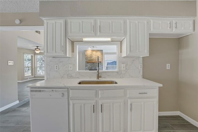 Building Photo - 9724 Summerwood Cir