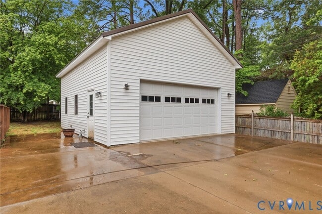 Building Photo - 7603 S Pinehill Dr