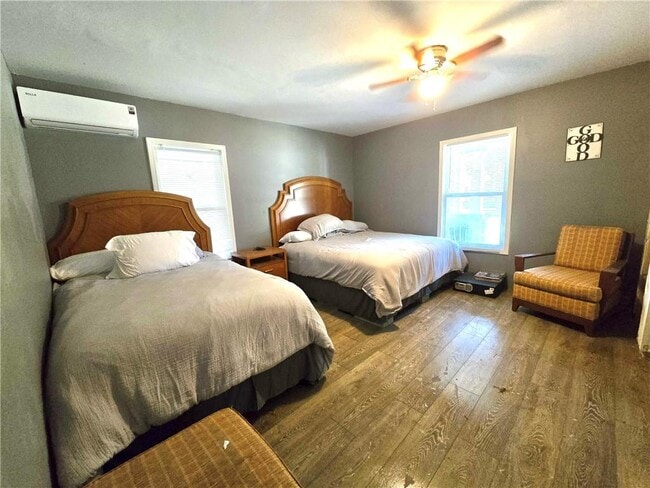 Building Photo - 947 Troupe St