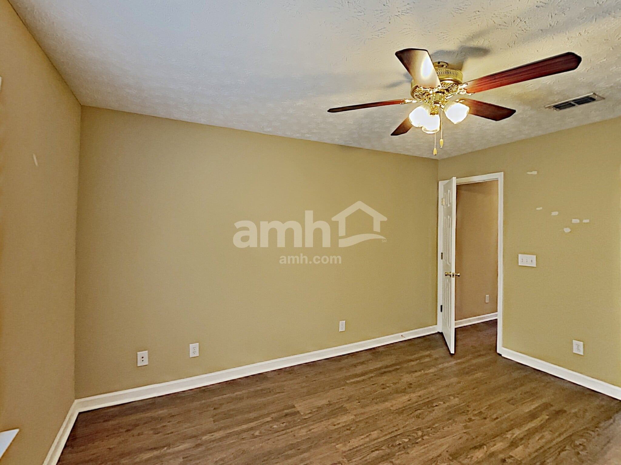 Building Photo - 517 Lazy River Ln