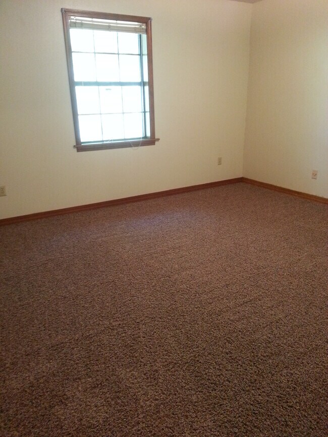 Building Photo - 128 Debra Ln