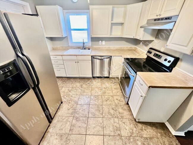 Building Photo - ADORABLE and CLEAN home in KCK-Available N...