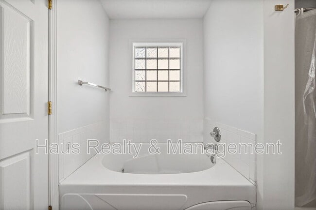 Building Photo - 674 Superior Ln