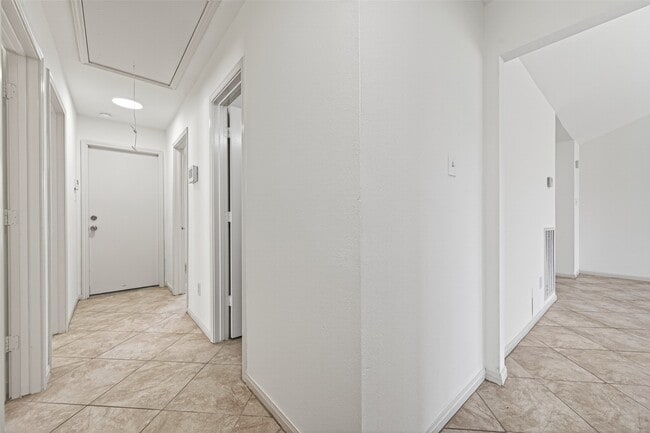 Building Photo - 11002 Bradford Way Dr