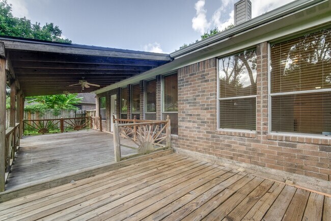 Building Photo - 17143 Summer Hollow Dr