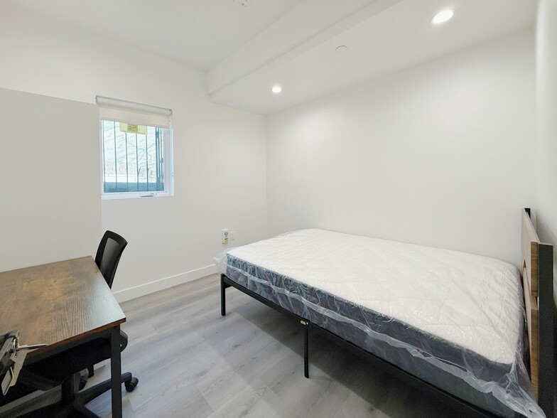 Private bedroom - 1219 W 36th St