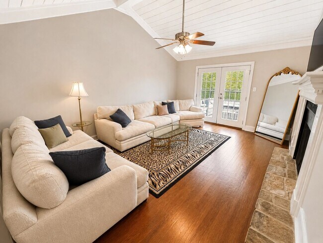 Building Photo - NOW LEASING FOR AUGUST 7TH 2026! 1/2 DEPOSIT SPECIAL