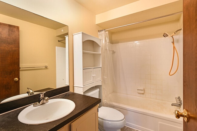 upstairs bath - 2336 Peppermill Rd