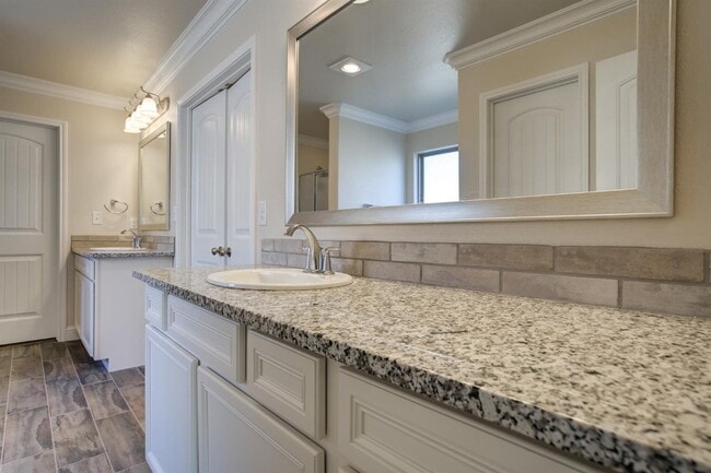 Building Photo - Immaculate newer 4/3/2 1/2 block from Quin...