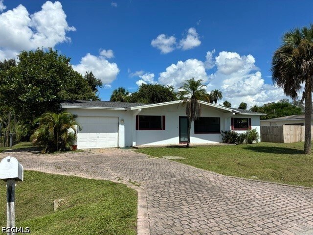 Building Photo - 913 Entrada Dr