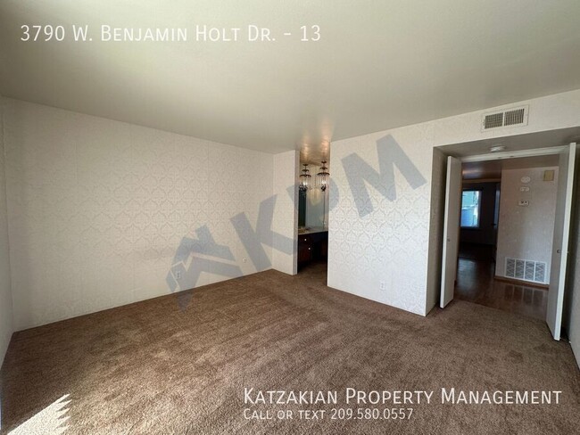 Building Photo - Downstairs Lakefront 2-Bedroom 2-Bath Nort...