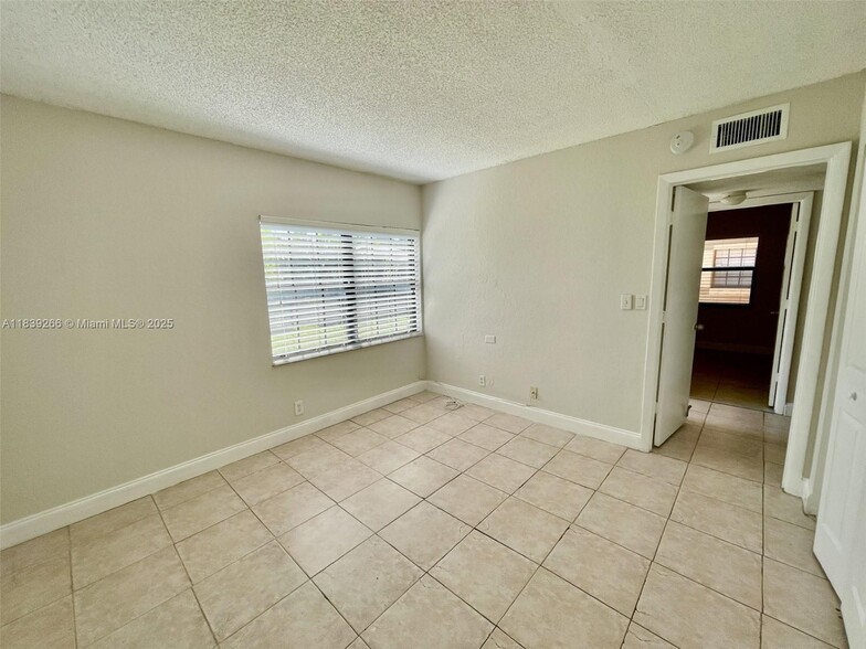 Building Photo - 2624 Riverside Dr