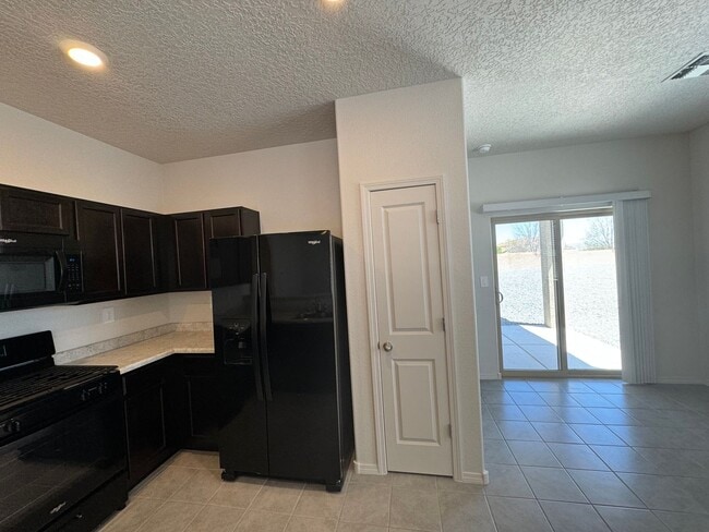 Building Photo - 4 bed 2 bath home in Huning Ranch! Newly B...