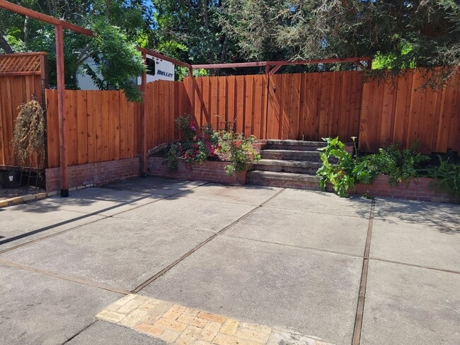 Building Photo - Super Cute Cottage on Large Lot in Quiet Area