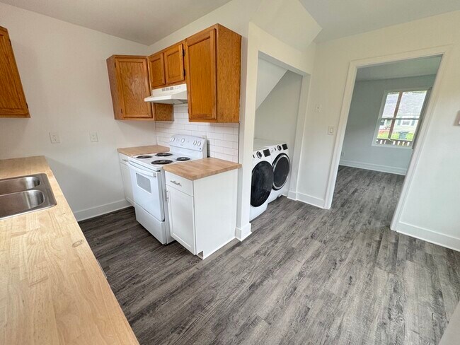Building Photo - CHARMING 4-BEDROOM, 2-BATH COTTAGE-STYLE HOME IN HAMPTON, VA!