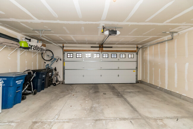 Building Photo - 2865 Rayfield Ave