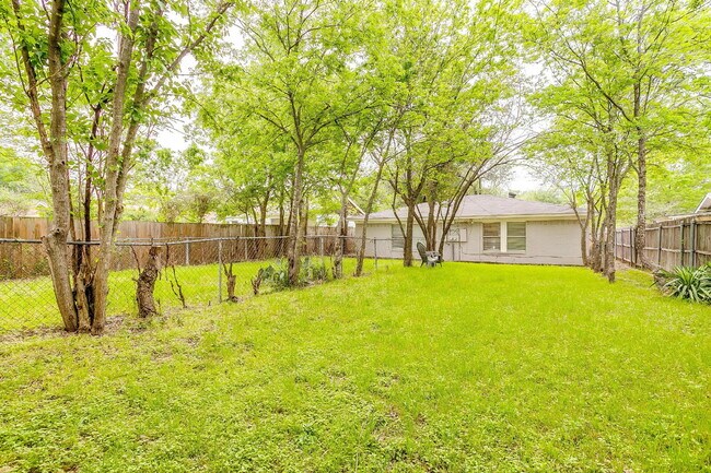 Building Photo - Charming 2-Bed Duplex in Heart of Fort Worth!