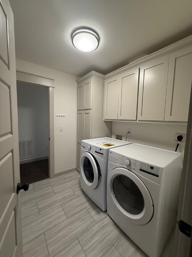 Building Photo - Charming Furnished 3-Bedroom 2 Bath Home i...