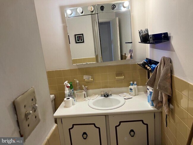 Building Photo - 809 Red Lion Rd