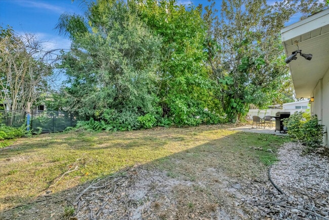 Building Photo - 2529 Croton Ave