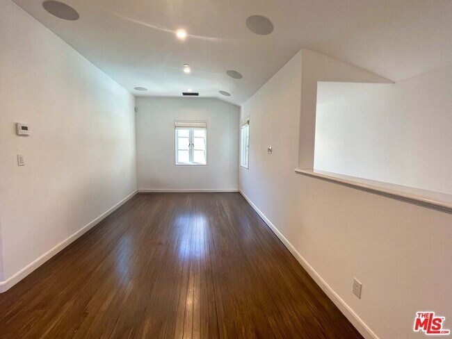 Building Photo - 610 N Arden Dr