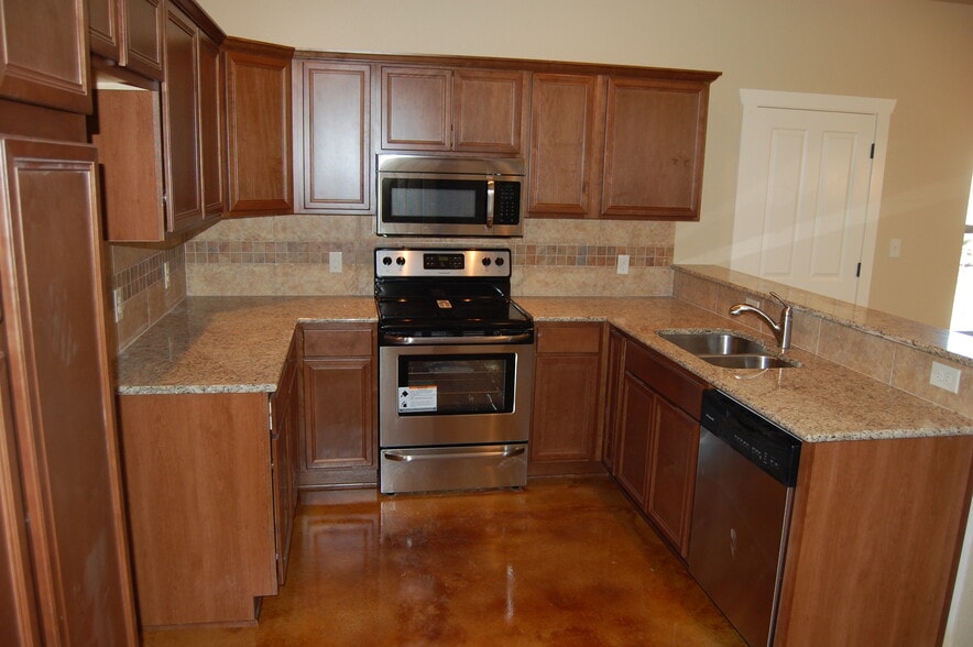 Building Photo - 1005 Live Oak Dr